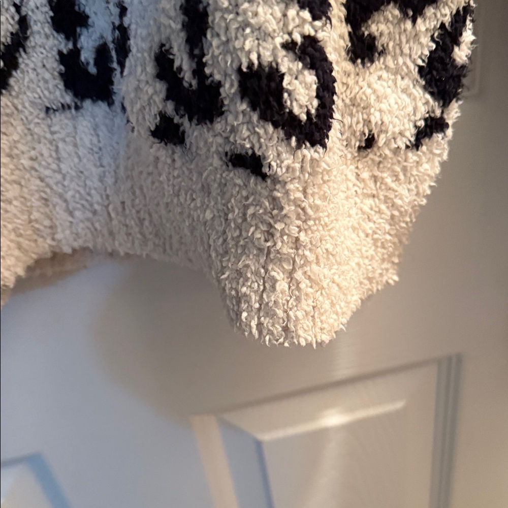 UGG Black and Cream Patterned Sweater - Picture 7 of 8